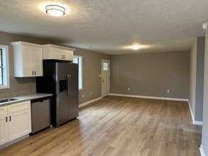 645 N Morgan St, Unit Unit A in Russellville, KY - Building Photo - Building Photo