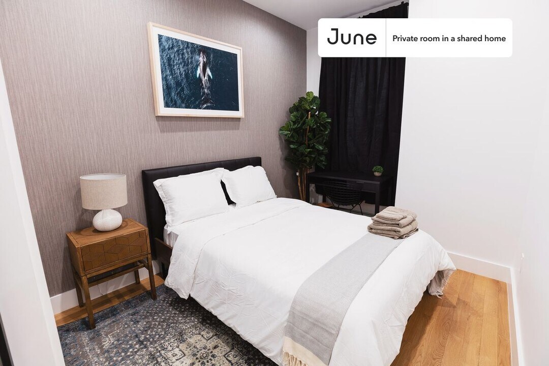 Private bedroom in 4 bed/1.5 bath Home in New York, NY - Building Photo