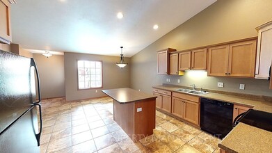5400 W Rebecca St in Sioux Falls, SD - Foto de edificio - Building Photo