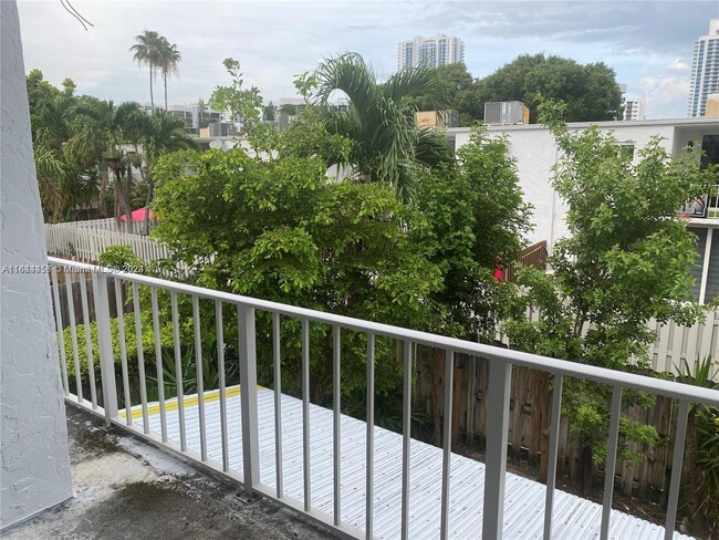 802 NE 26th Ave in Hallandale Beach, FL - Building Photo - Building Photo