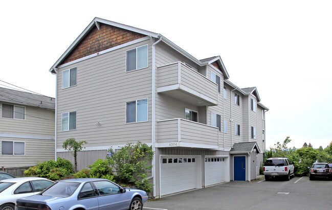 4004 Rucker Ave in Everett, WA - Foto de edificio - Building Photo