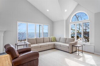 2 Bayside Ave in East Quogue, NY - Building Photo - Building Photo