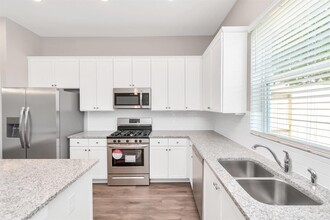 2721 Brown Lk St in Houston, TX - Building Photo - Building Photo
