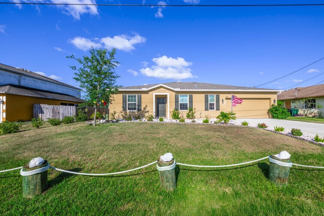 4042 SW Jaqust St in Port St. Lucie, FL - Building Photo