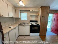 8 Thomas Rd NE photo'