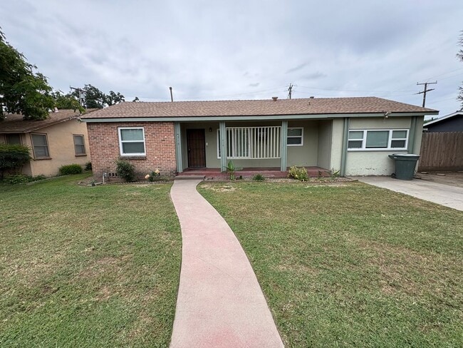 property at 315 W Kaweah Ave