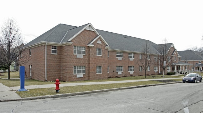 Maurice S. Surlow Senior Residence in Milwaukee, WI - Foto de edificio - Building Photo