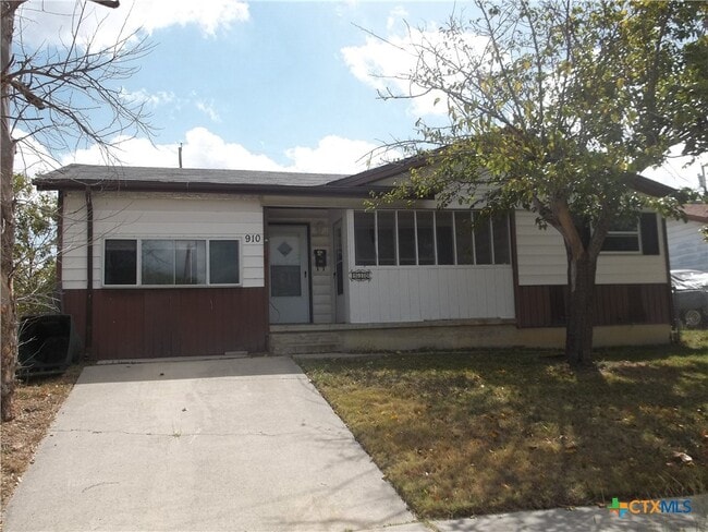 property at 910 San Antonio St