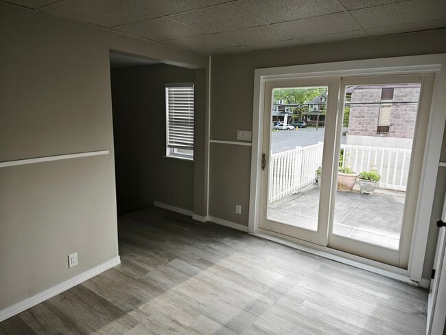 612 W Garrison St, Unit Upper