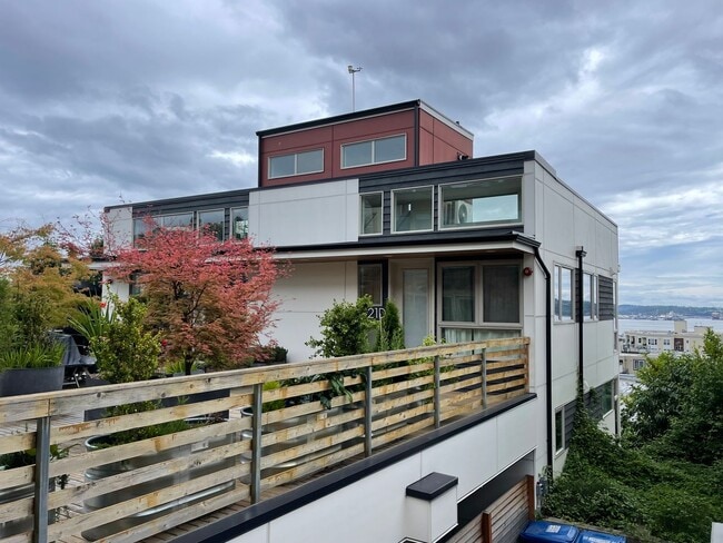 321 W Olympic Pl in Seattle, WA - Building Photo - Building Photo