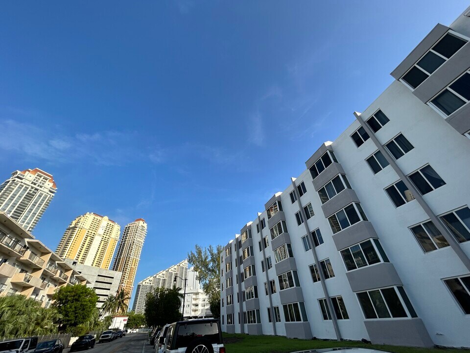 250 180th Dr, Unit 508 in Sunny Isles Beach, FL - Building Photo