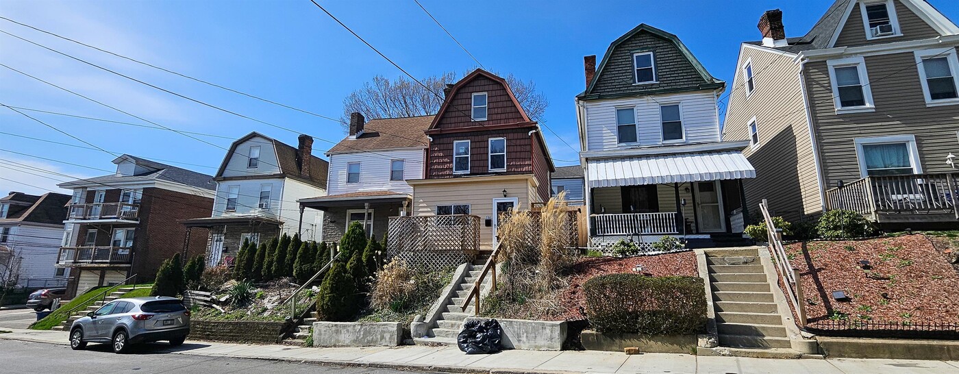 732 Boggs Ave in Pittsburgh, PA - Building Photo