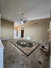 1105 Johnathan Dr in Yuba City, CA - Foto de edificio - Building Photo