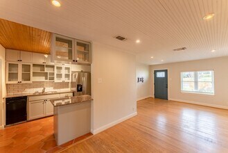 4513 Bull Creek Rd in Austin, TX - Foto de edificio - Building Photo