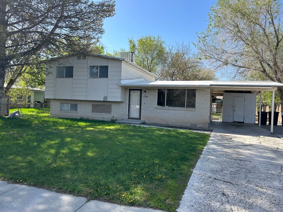 3857 Mooregate Ave in West Valley City, UT - Building Photo