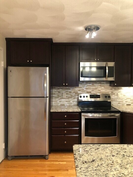 1105 Lexington St in Waltham, MA - Building Photo