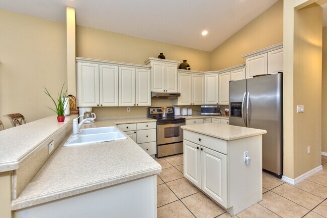 3748 Kent Dr in Naples, FL - Building Photo - Building Photo