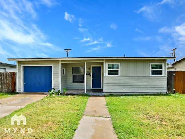 4402 Mistletoe Dr