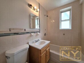 64-41 Saunders St in Queens, NY - Building Photo - Building Photo