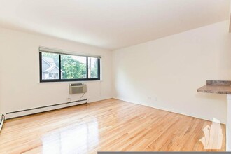 500 W Roscoe St, Unit 576 in Chicago, IL - Building Photo - Building Photo