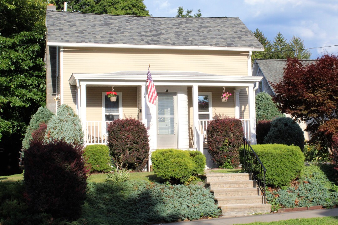 28 Church St in Oneonta, NY - Foto de edificio