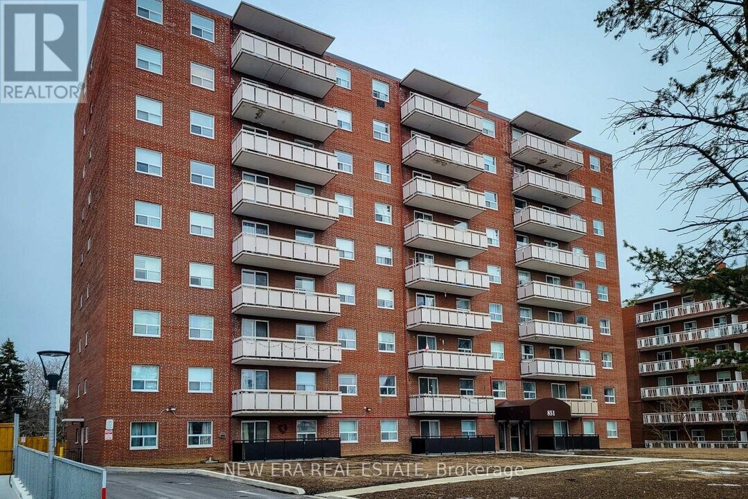 851-851 Queenston Rd in Hamilton, ON - Building Photo