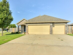 7201 Meadow Lake Dr in Yukon, OK - Foto de edificio - Building Photo