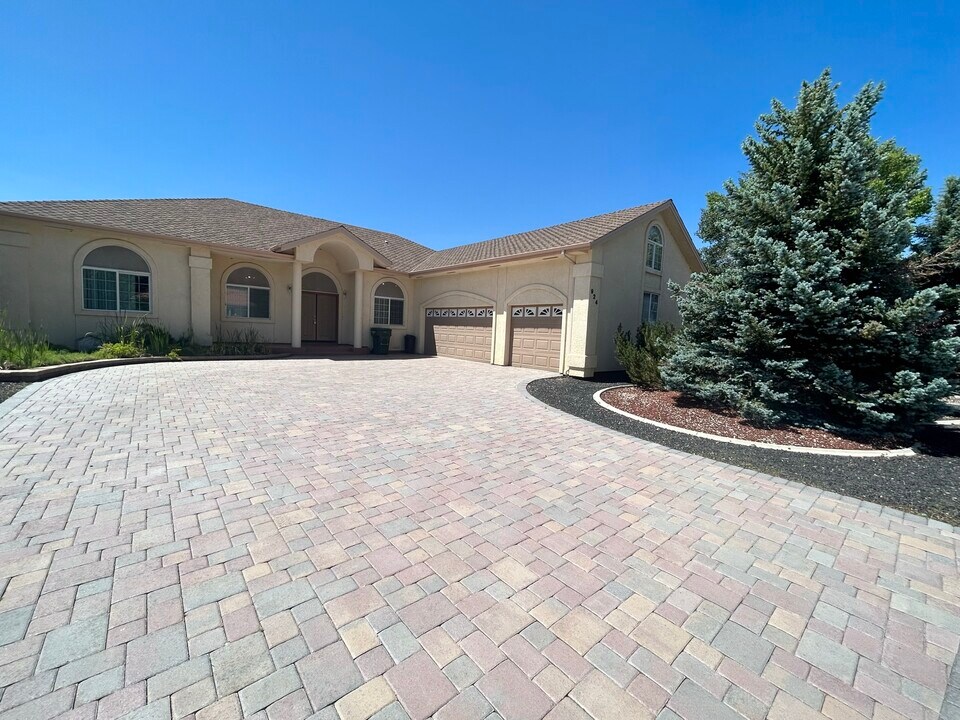 924 Springfield Dr in Gardnerville, NV - Building Photo