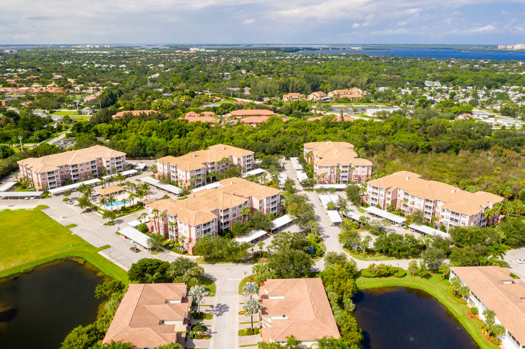 Majestic Palms Condominiums in Ft. Myers, FL - Foto de edificio