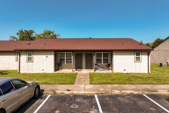 Mission Hills Apartments in Tallahassee, FL - Building Photo - Building Photo