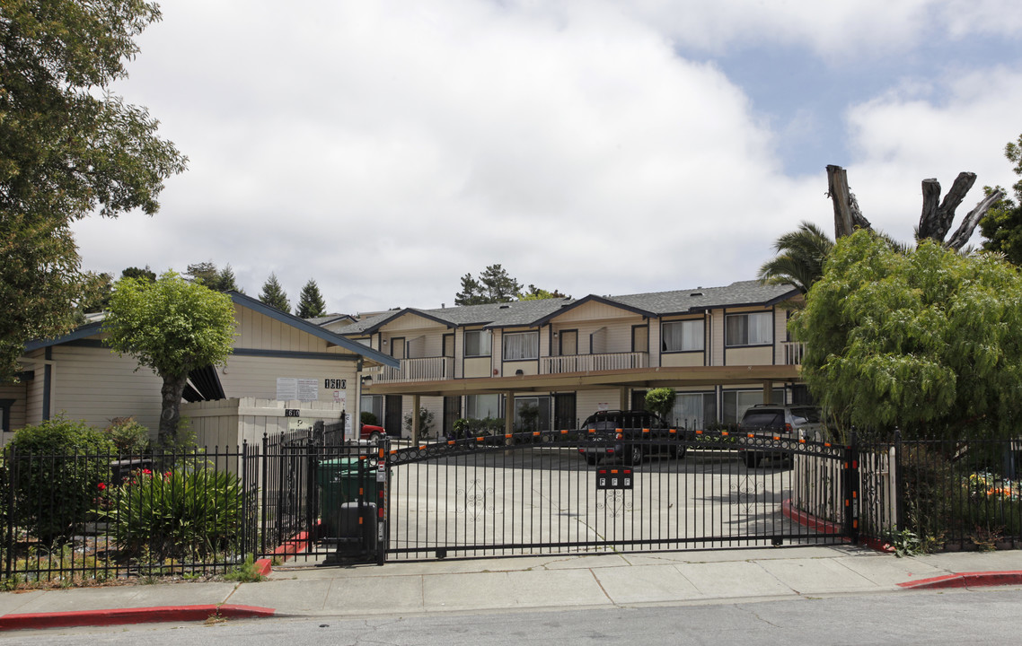 Villa Granada Townhomes in San Leandro, CA - Building Photo