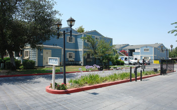 Ashlee Manor Senior Living in Simi Valley, CA - Building Photo - Building Photo