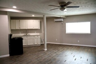 7515 Bayway Dr in Baytown, TX - Building Photo