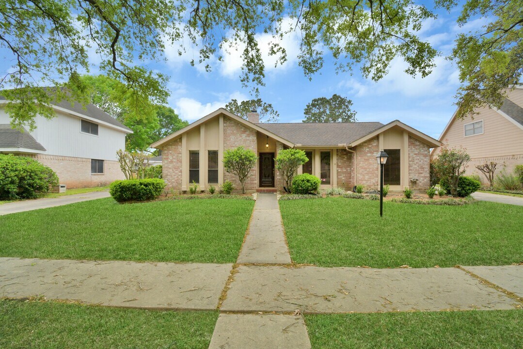 2818 Colonial Dr in Sugar Land, TX - Building Photo