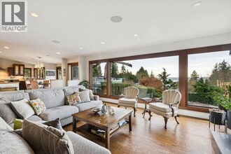124 Carisbrooke Crescent in North Vancouver, BC - Building Photo - Building Photo
