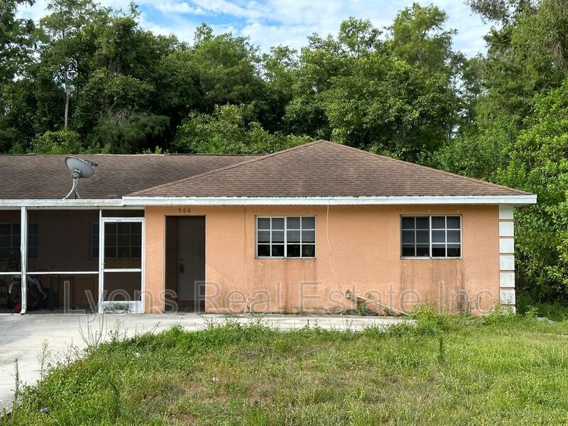 566 Nimitz Blvd in Lehigh Acres, FL - Foto de edificio