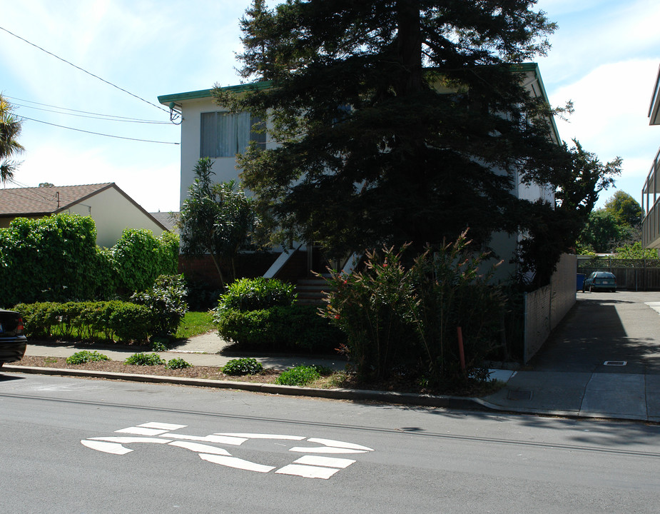 715 N Claremont St in San Mateo, CA - Foto de edificio