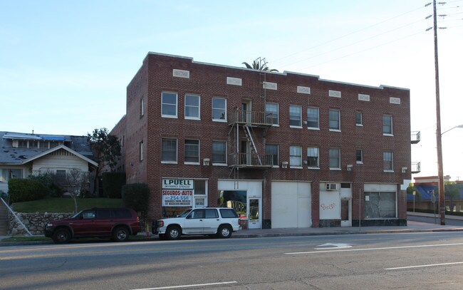 6133-6141 York Blvd in Los Angeles, CA - Foto de edificio - Building Photo
