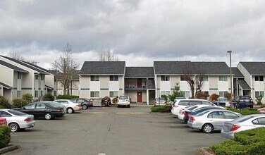 2745 Warner W Ave in Enumclaw, WA - Foto de edificio - Building Photo