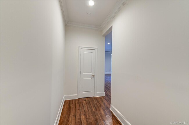 2 Stewart Ave-Unit -2F in Huntington, NY - Building Photo - Building Photo