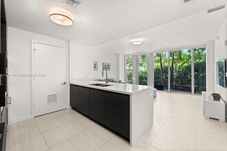 1 Collins Ave in Miami Beach, FL - Building Photo - Building Photo