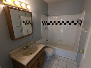 228 Bonnie Ln in Louisville, KY - Building Photo - Building Photo