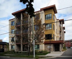 26 Wellington St in St Catharines, ON - Building Photo