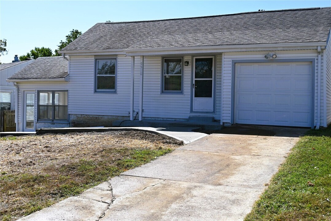 9510 Lydell Dr in Affton, MO - Building Photo