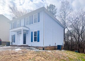 30 Fox Hill Dr in Kilmarnock, VA - Building Photo