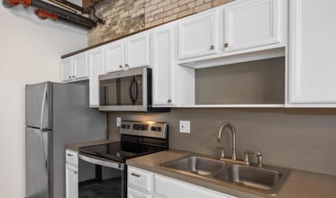 940 Monroe Ave NW in Grand Rapids, MI - Building Photo - Building Photo