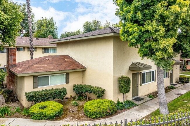 Vista Valle Townhomes in Claremont, CA - Building Photo - Building Photo
