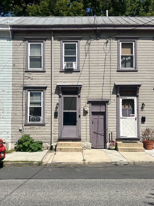 139 E Pomfret St in Carlisle, PA - Building Photo