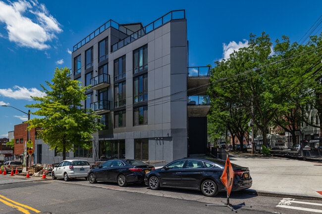 Astoria Park North in Long Island City, NY - Building Photo - Building Photo