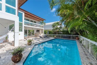 225 Harbor Dr in Key Biscayne, FL - Building Photo - Building Photo